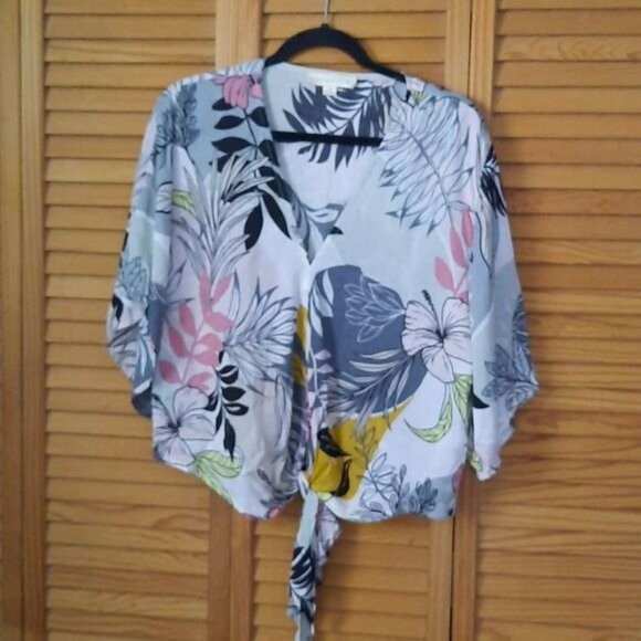 lovestitch Tops - Lovestitch Grey Pink Black Floral Print Short Batwing Sleeve Vneck Tunic Size S